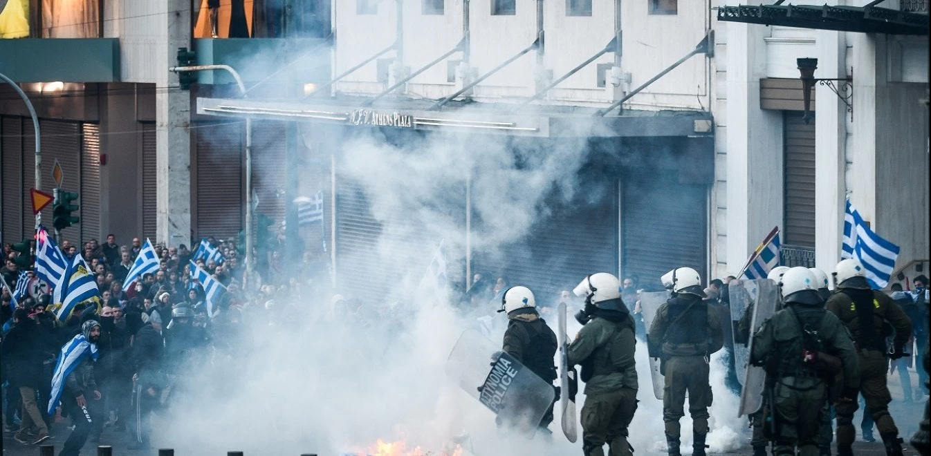 Συλλαλητήριο: Οι μάχες σώμα με σώμα στο Σύνταγμα σε 30 καρέ